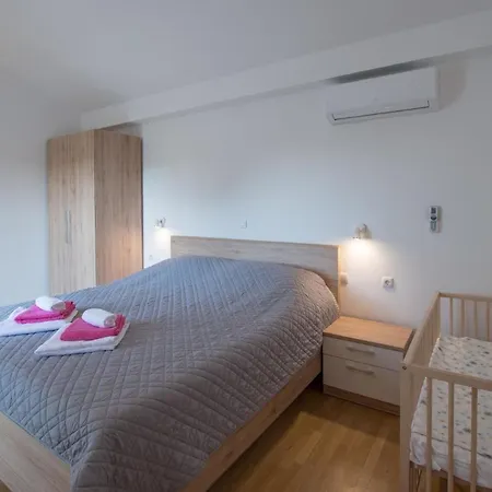Holiday home Fuer 10 Personen Und 2 In Juricani, Istrien Istrische Riviera Cepljani
