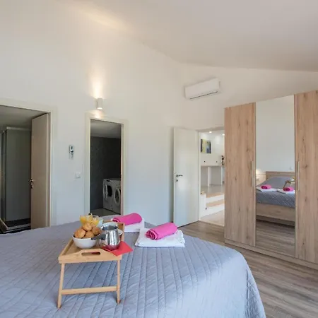 Holiday home Fuer 10 Personen Und 2 In Juricani, Istrien Istrische Riviera