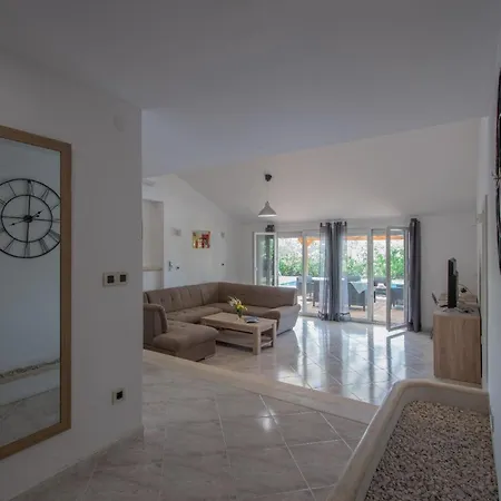 Holiday home Fuer 10 Personen Und 2 In Juricani, Istrien Istrische Riviera